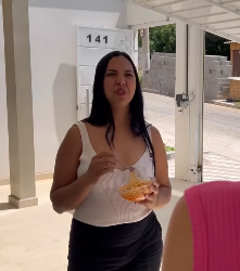 N2529014_Mulher vendia sopa até às 9 da manhã e olha o que a vizinha fez_part2.