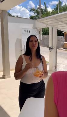 N2529014_Mulher vendia sopa até às 9 da manhã e olha o que a vizinha fez_part2.