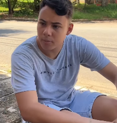 N2520017_Esta jovem não sabia que tinha que cuidar das coisas dos outros mais do que as suas próprias coisas e olha o que ela fazia…_part2.
