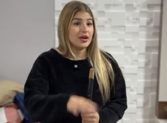 N2420007_Avó não segura a neta para a filha fazer xixi por esse motivo…_part2