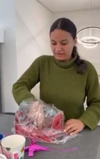 N2525031_Só tinha uma xícara para servir café então a vizinha comprou muitas e ela guardou para não usar_part2