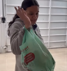 N2502015_Filho leva as compras do mercado para sua mãe, e sua irmã se aproveitava no final isso aconteceu_part2