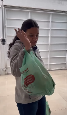 N2502015_Filho leva as compras do mercado para sua mãe, e sua irmã se aproveitava no final isso aconteceu_part2